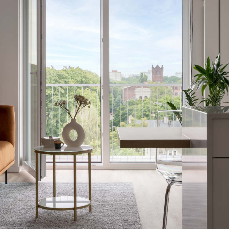 Weiße Balkontür mit Fenster