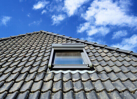 Solarbetriebenes Klappflügelfenster Anthrazit