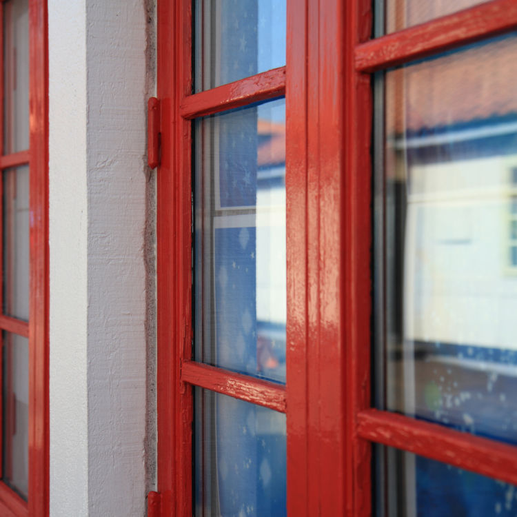 Holzfenster mit roter Lackierung