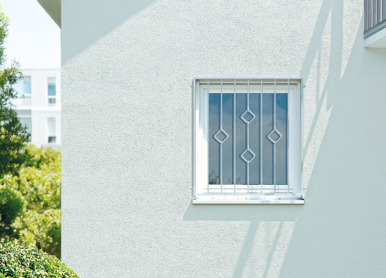 Fenstergitter in Weiß mit Ornamenten Fenstergitter in Weiß mit Ornamenten