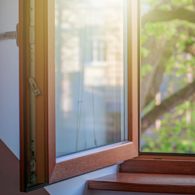 Fenster aus Kunststoff in Holzoptik
