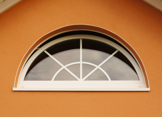 Halbrunde Fenster mit Sprossen