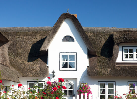 Haus mit halbrundem Fenster im Giebel