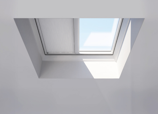 Flachdachfenster Innenbeschattung in Weiß Flachdachfenster Innenbeschattung in Weiß