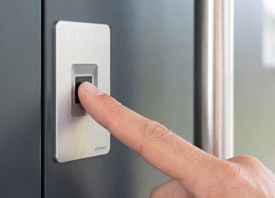 Öffnung mit Fingerabdruck Öffnung mit Fingerabdruck