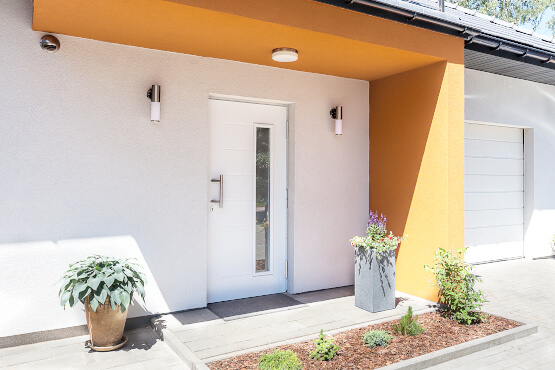 Weiße Kunsststoff-Haustür mit Glaseinsatz