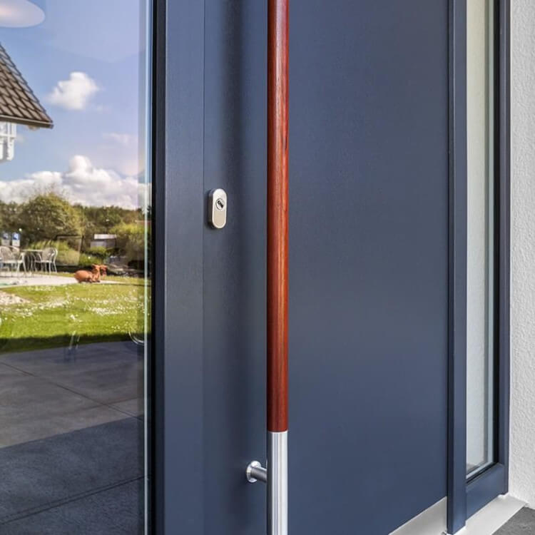 Haustür mit Griffstange aus Holz