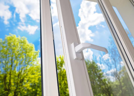 geöffnetes Fenster mit Blick auf blauen Himmel 