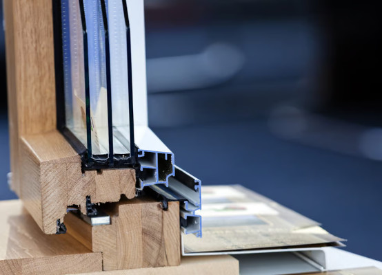 Fenstermodell mit Blick auf Scheibenzwischenraum und Abstandhalter