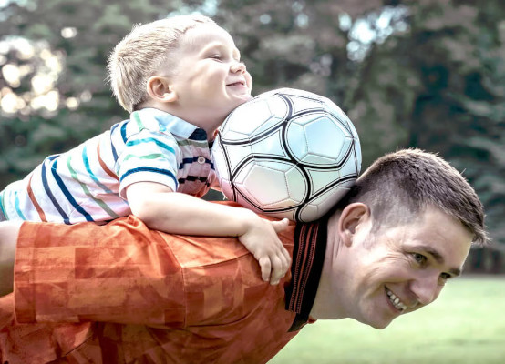 Mann und Kind mit Ball