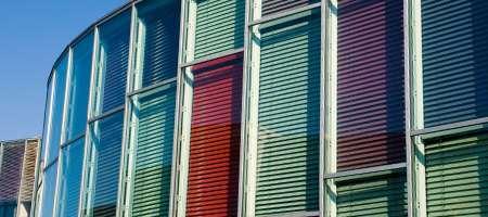 Glasfassade mit bunten Fenster Jalousien