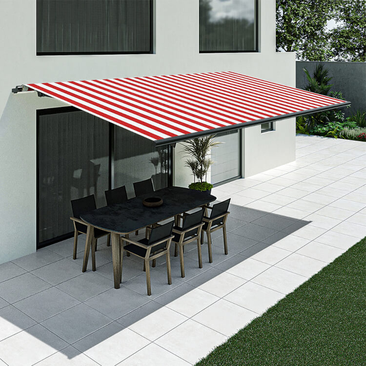 Terrasse mit rot-weiß gestreifter Markise