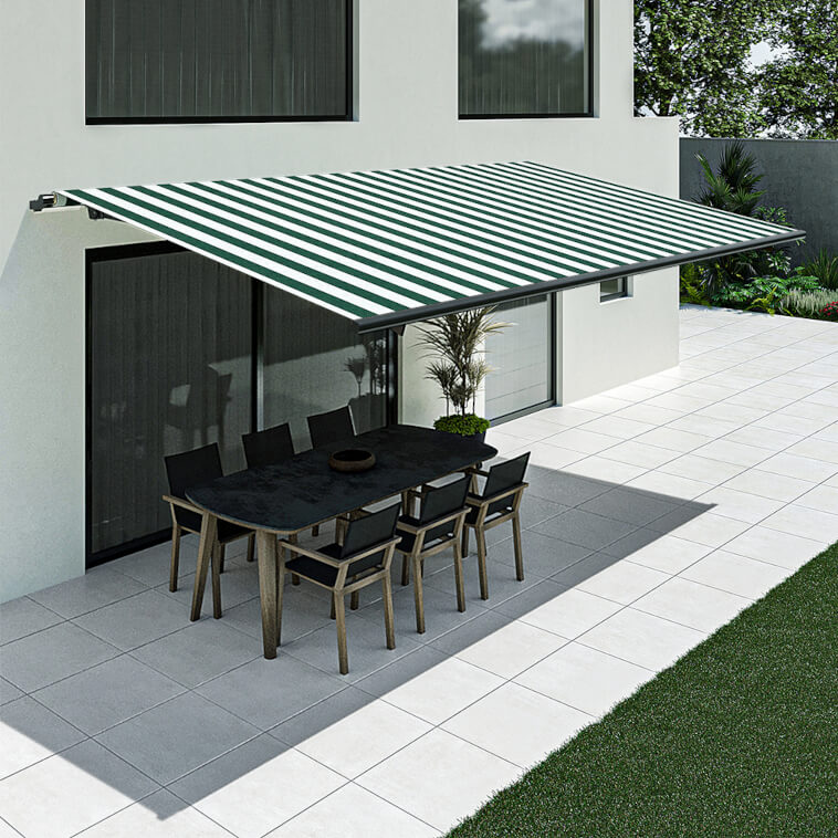 Terrasse mit grün-weiß gestreifter Markise