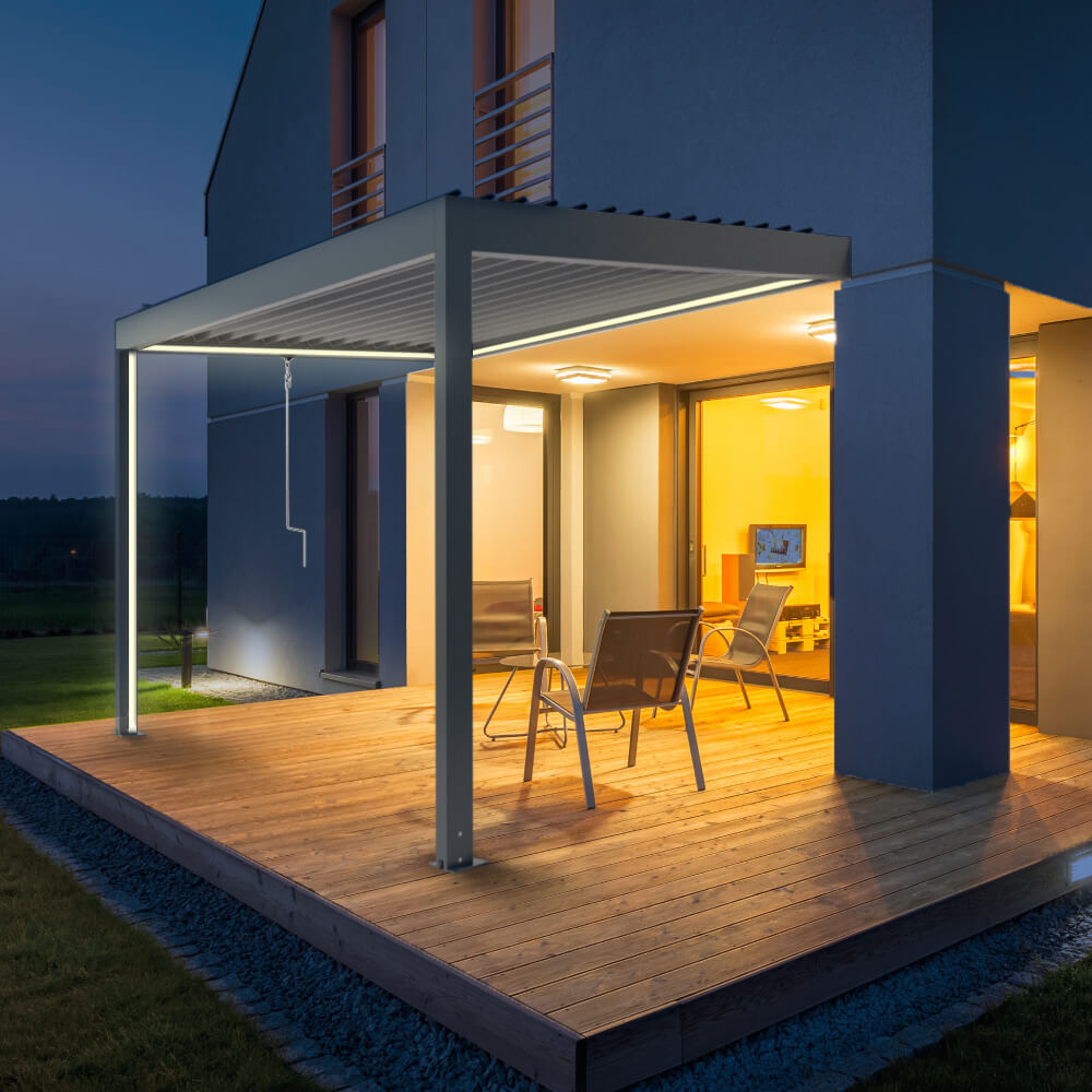 Anbaupergola mit Kurbel und Beleuchtung