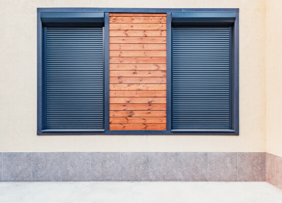 Fenster mit Rolladen