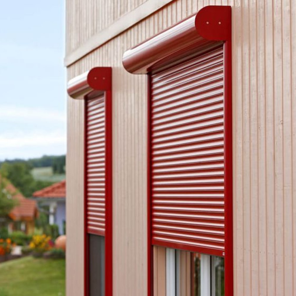Roter Vorbaurolladen mit rundem Kasten
