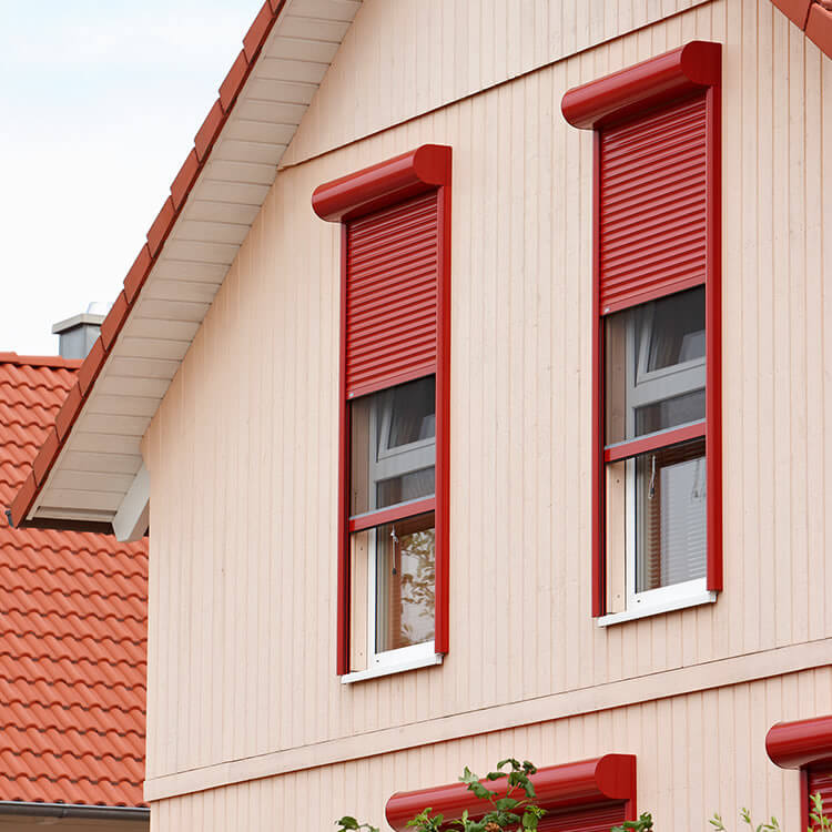 Vorbaurollladen als Einbausituation in Rot