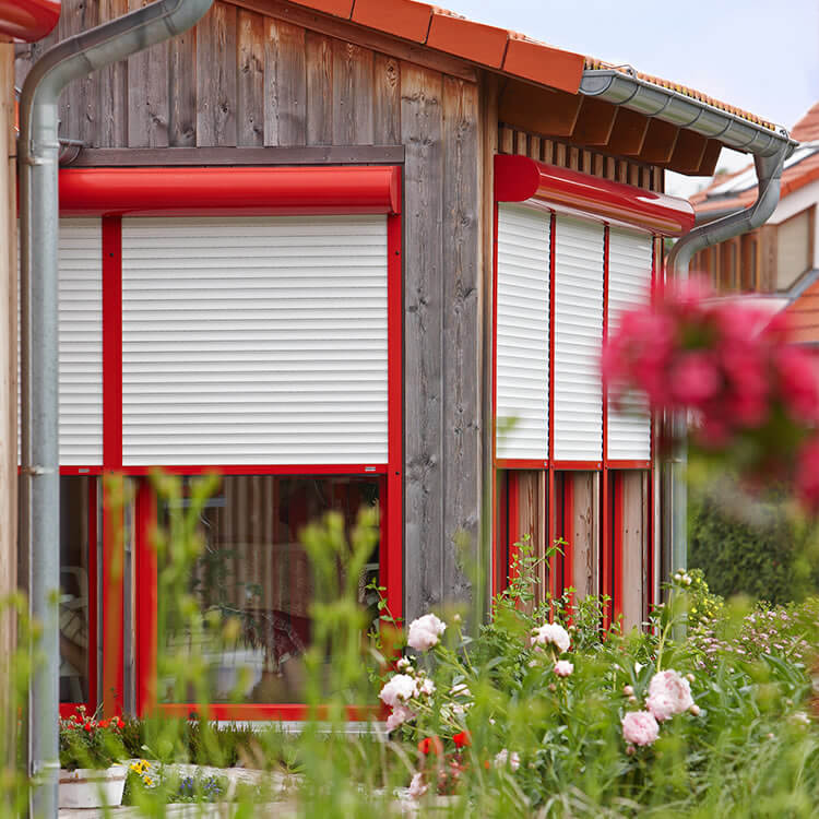 Vorbaurollladen Kasten in Rot