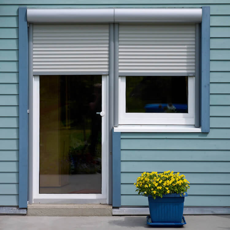 Fenster-Tür-Kombination mit Vorbaurolladen nach Maß