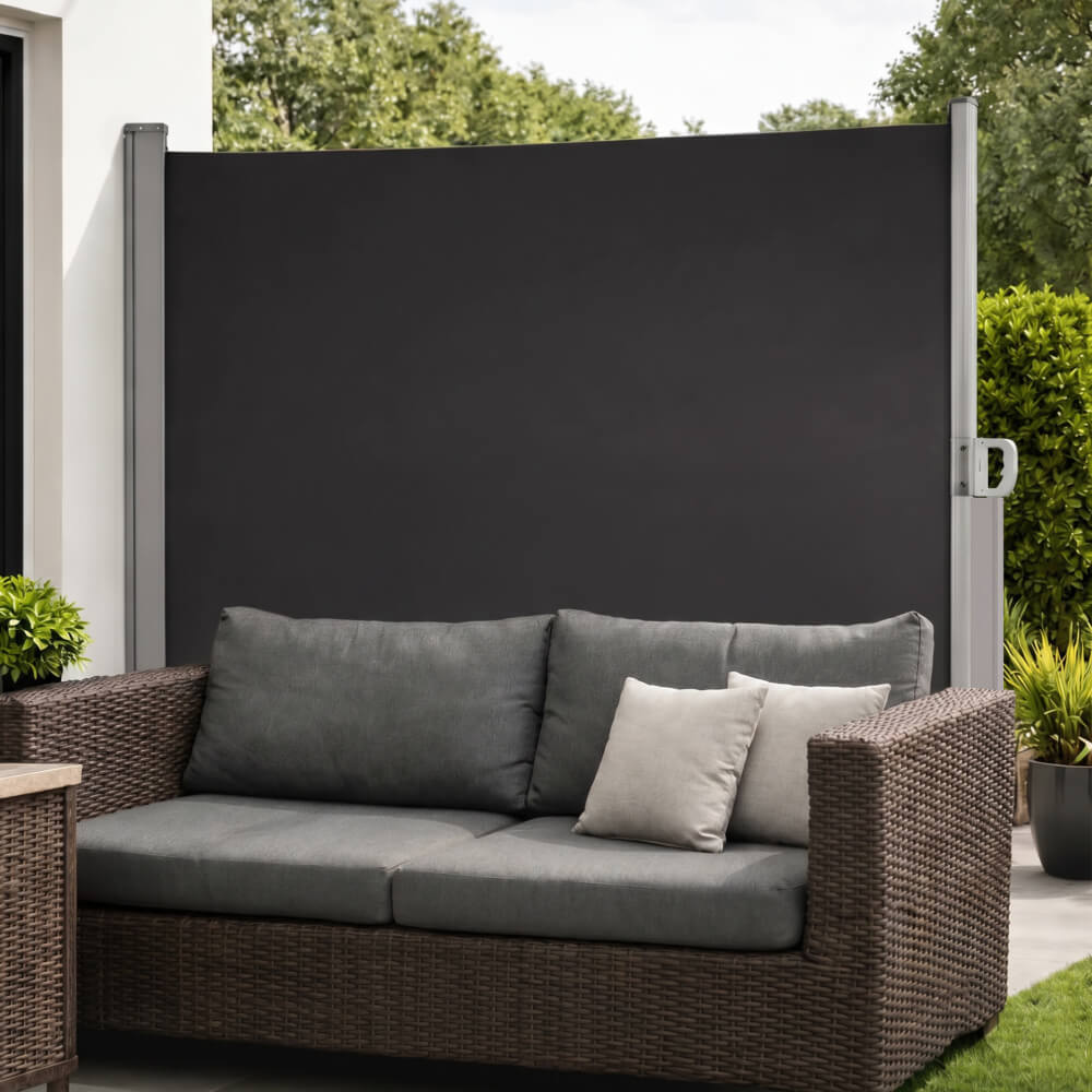 Seitenmarkise neben einer Lounge-Ecke im Freien