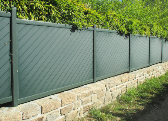 Grüner Zaun mit Diagonalen