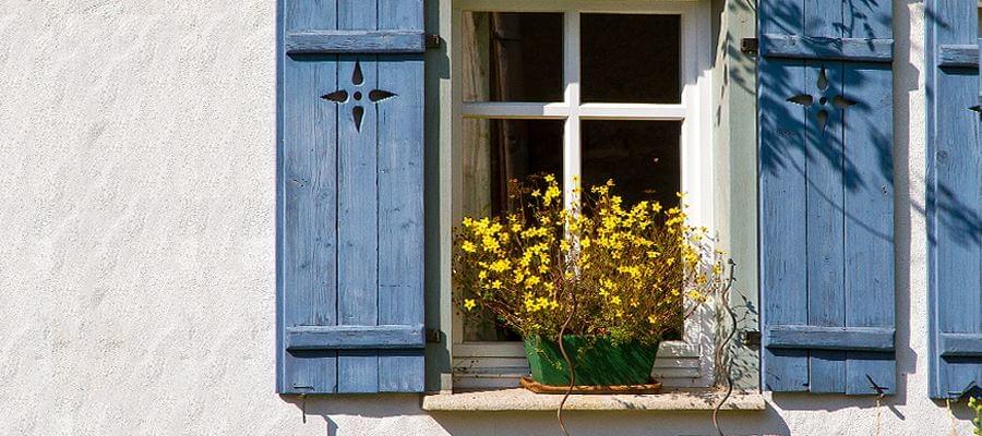 Blauer Fensterladen